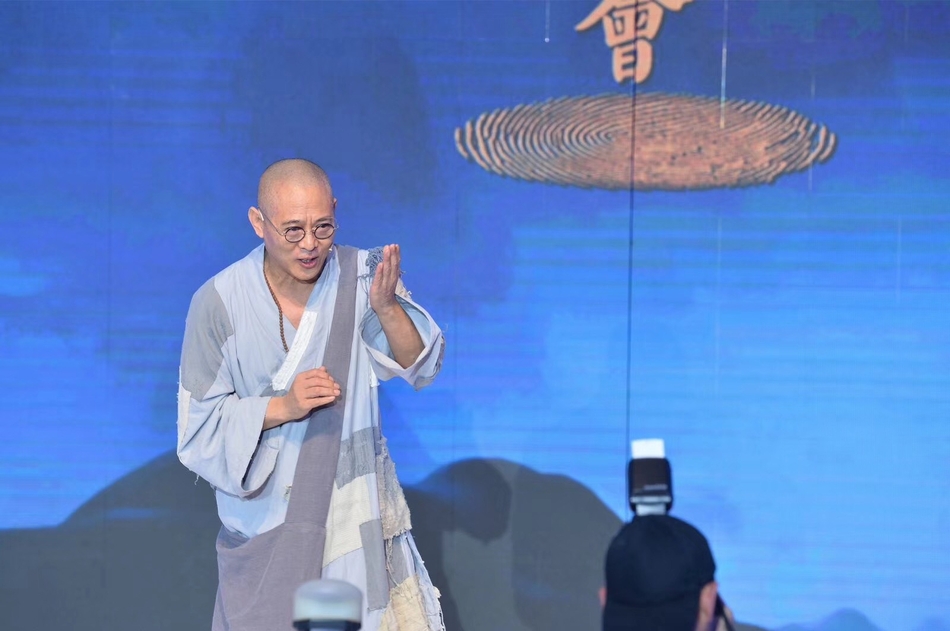 由中国企业家俱乐部主办的“2018道农会”于1月19日在北京举行。“道农会”被喻为“商界春晚”，包括马云、柳传志、曹国伟、雷军等在内的中国企业俱乐部的理事成员会大显身手，各展才艺。图为李连杰现场还原“功守道”片段。