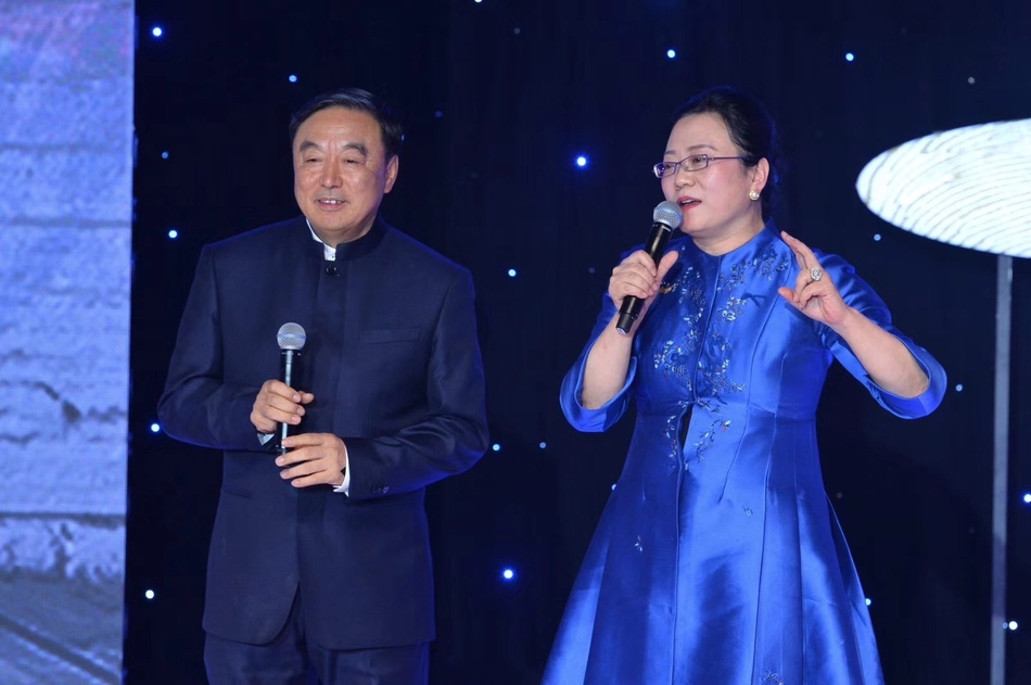 由中国企业家俱乐部主办的“2018道农会”于1月19日在北京举行。“道农会”被喻为“商界春晚”，包括马云、柳传志、曹国伟、雷军等在内的中国企业俱乐部的理事成员会大显身手，各展才艺。图为马蔚华、夏华主持活动。