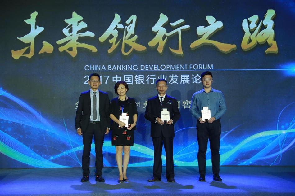 中国民生银行获“最佳电子银行”，兴业银行获“ 最受欢迎电子银行”，华夏银行获“创新电子银行”，新浪网销售总经理王学猛（左）为其颁奖