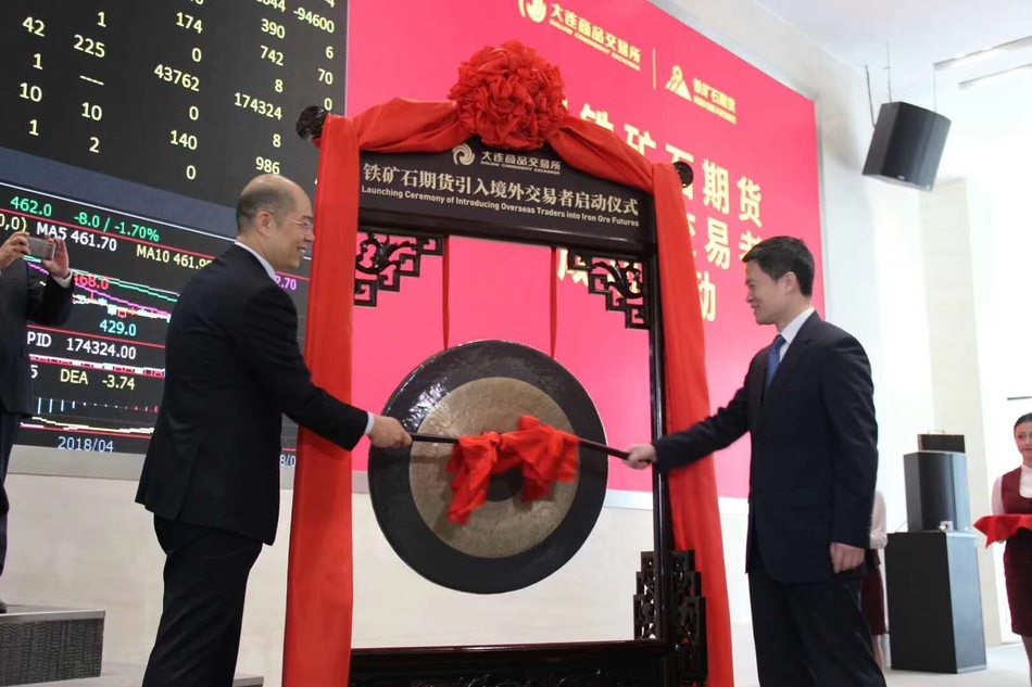 中国证监会副主席方星海、大连市谭作钧书记共同为铁矿石期货引入境外交易者鸣锣开市