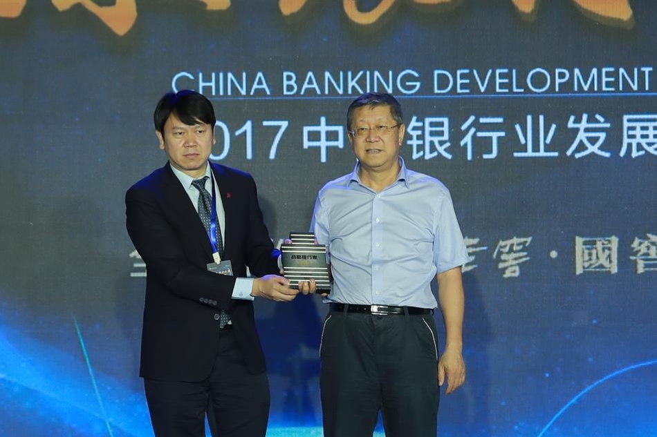 光大银行董事长唐双宁荣膺“年度战略银行家”（右），北大光华管理学院院长刘俏（左）为其颁奖。