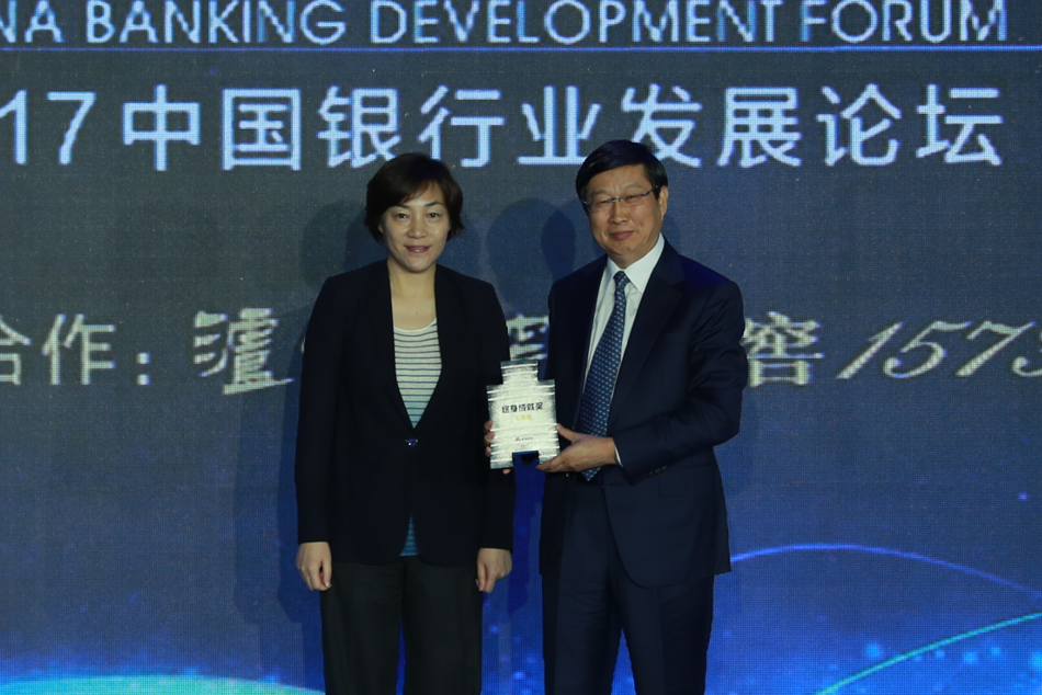 中国建设银行原董事长王洪章（右）荣膺“终身成就奖”，新浪总裁兼首席运营官杜红（左）为其颁奖。