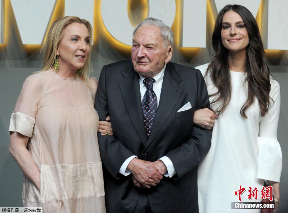 戴维·洛克菲勒本人也是一名慈善家。据彭博社报道，2006年至2008年间，他先后向洛克菲勒兄弟基金和自己的母校哈佛大学提供大笔捐赠，总额超过3亿美元。路透社则援引发言人赛陶的话，称戴维·洛克菲勒一生中向纽约现代艺术博物馆、洛克菲勒大学捐赠了近20亿美元。（资料图）