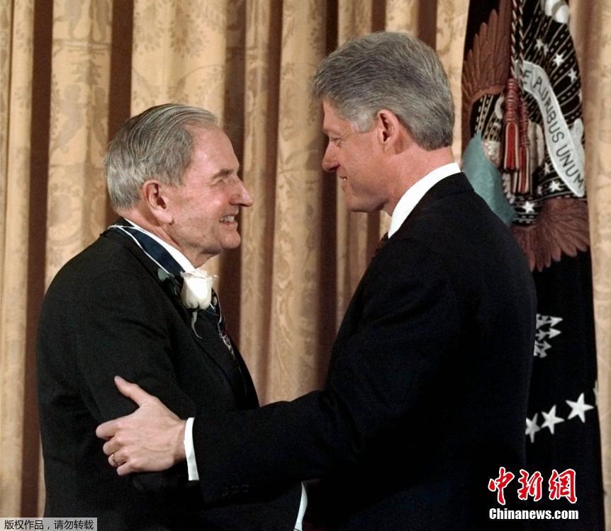 洛克菲勒家族是美国最显赫的家族之一，根据福布斯美国最富有家族排行榜，该家族健在的成员有200人左右，拥有的净资产总计约110亿美元。（资料图）