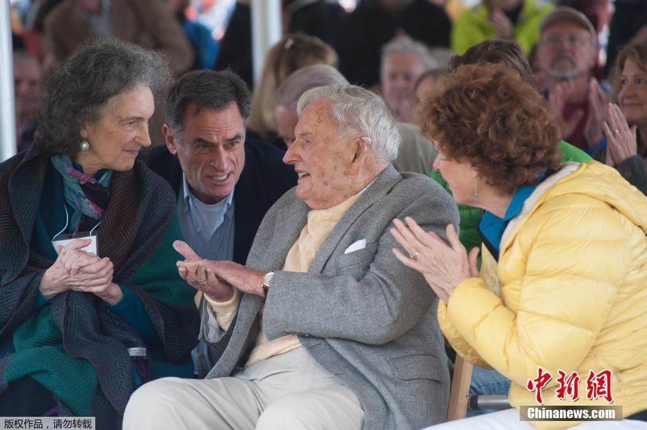 《华盛顿邮报》报道称，洛克菲勒家族的一位发言人赛陶(Fraser P. Seitel)确认了戴维·洛克菲勒去世的消息，并透露原因是充血性心力衰竭。（资料图）