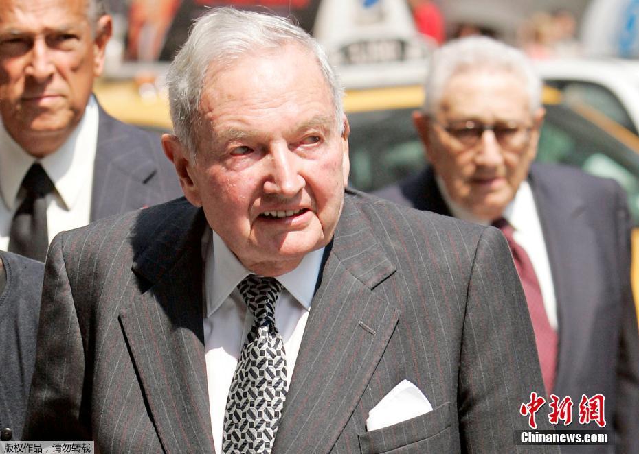 戴维·洛克菲勒自2004年7月以来一直担任洛克菲勒家族族长。虽然他本人长寿，但近年来却接连目送自己的兄弟姐妹离世。2014年6月，他65岁的儿子理查德·洛克菲勒驾驶一架小型飞机时坠机身亡。（资料图）