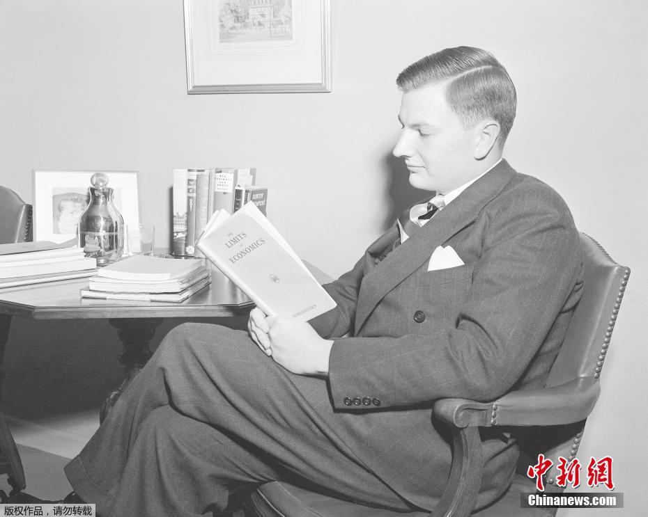 戴维·洛克菲勒生于1915年，他的祖父是创立标准石油公司的美国石油巨头约翰·洛克菲勒。戴维·洛克菲勒曾是大通曼哈顿银行的董事长兼首席执行官，控制大通曼哈顿银行十多年。（资料图）