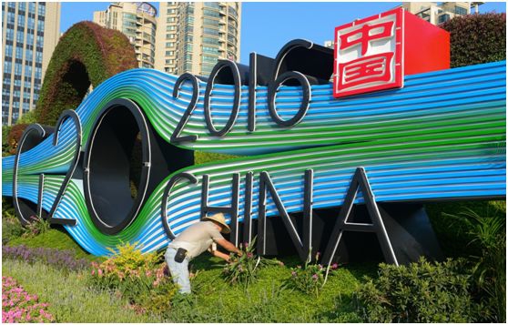 2016年9月4日到5日，二十国集团（G20）领导人第十一次峰会在浙江省杭州市举行。图为2016年8月25日，园艺工人在杭州市滨江区江南大道街头维护G20主题花坛。新华社记者 尹栋逊 摄