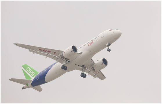 2017年5月5日，中国首款国际主流水准的干线客机C919在上海浦东国际机场首飞。新华社记者 丁汀 摄