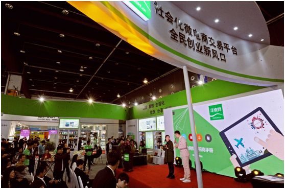 1998年4月7日，中国电子商务第一单不期而至：北京海星凯卓计算机公司和陕西华星进出口公司利用中国商品交易中心电子商务系统进行了首单电子交易。图为2017年4月11日至13日，以“共享经济，连接未来”为主题的2017中国国际电子商务博览会在浙江省义乌市举行。 新华社记者 谭进 摄