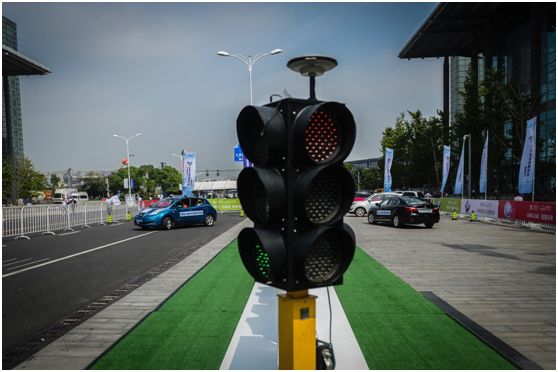 2017年12月19日，北京市交通委员会颁布了国内首部无人驾驶车辆道路测试的管理法规，率先填补了这方面的立法“空白”。图为2017年9月10日，在无锡举行的2017世界物联网博览会上，参观者在体验无人驾驶汽车。新华社记者 季春鹏 摄