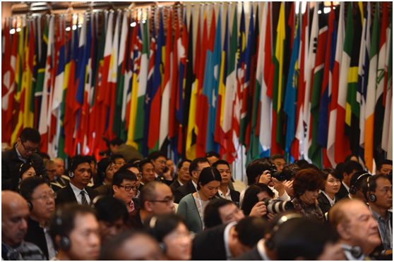 2014年11月19日，首届世界互联网大会在浙江乌镇拉开帷幕。图为2014年11月21日，为期3天的首届世界互联网大会在浙江乌镇落下帷幕。图为与会嘉宾参加闭幕式。新华社记者 鞠焕宗 摄