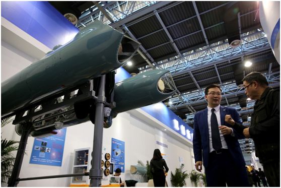 2015年10月19日至23日，全国大众创业万众创新活动周在全国举行，主会场设置在北京中关村。图为：2015年10月23日，观众在了解一款机载光电探测制导设备。新华社记者 金立旺 摄