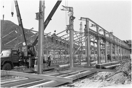 1980年8月26日，全国人大常委会批准在深圳设立经济特区。40年来，深圳从边陲渔村发展成为全球知名的金融科技创新之城。图为建设中的深圳经济特区。新华社记者 潘家珉 摄