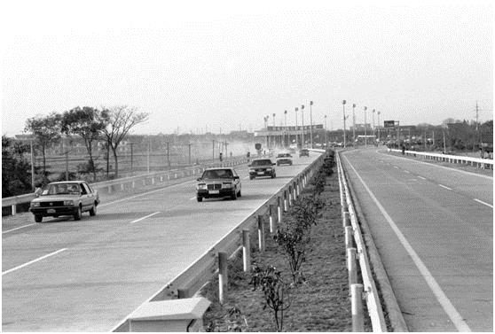 1988年10月31日，中国第一条高速公路——沪嘉高速公路全线通车。截至2017年底，我国公路通车总里程477万公里，其中高速公路通车里程13.6万公里，位列世界第一。图为中国第一条高速公路。新华社记者 张刘仁 摄