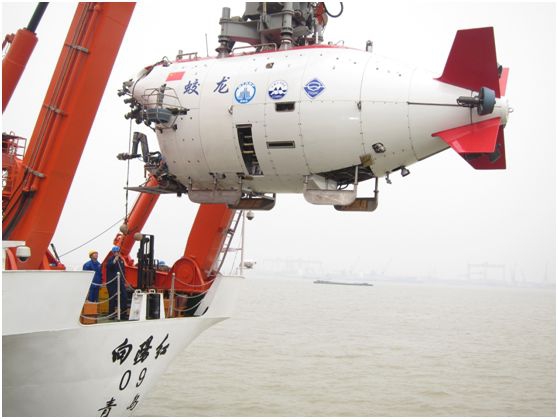 2012年6月24日，中国“蛟龙号”载人潜水器在西太平洋的马里亚纳海沟试验海区创造了中国载人深潜最新记录，首次突破7000米，最大下潜深度达7020米。图为2012年6月1日拍摄的准备入水的“蛟龙号”载人深潜器。 新华社记者 张旭东 摄
