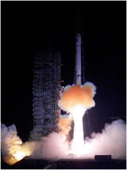 2000年10月31日凌晨，中国自行研制的第一颗导航定位卫星——“北斗导航试验卫星”在西昌卫星发射中心发射升空。图为中国成功发射第一颗导航定位卫星 。新华社记者 查春明 摄