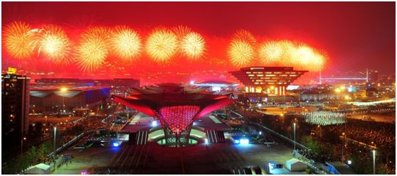 2010年4月30日晚，中国2010年上海世博会开幕式大型灯光喷泉焰火表演在上海举行。新华社记者 程敏 摄