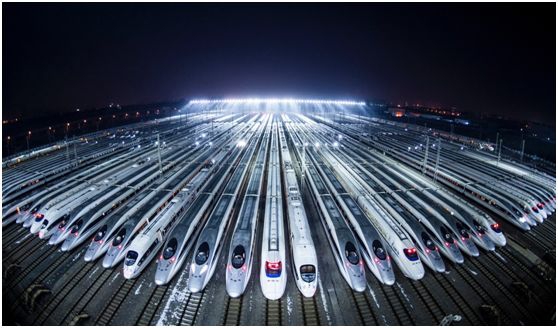 2007年12月22日，中国首列国产化时速300公里“和谐号”动车组列车竣工下线。图为2018年2月1日凌晨，动车组停靠在武汉动车段的存车线上，准备进行检修和保温作业。新华社记者 肖艺九 摄