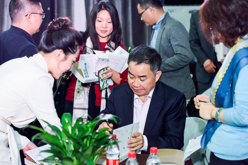 2018年10月14日，新浪财经和国际金融博物馆联合主办“好书分享会：《陈志武金融通识课》”。图为著名经济学家陈志武为读者签名售书。