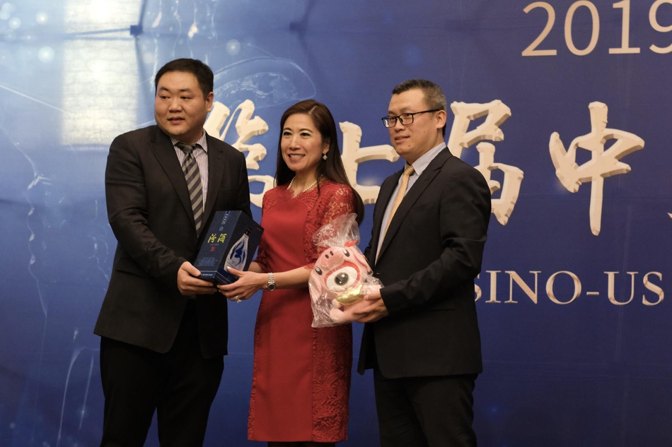 新浪网高级副总裁邓庆旭与山西杏花村汾酒国际贸易有限责任公司李昊旻先生为嘉宾赠酒。