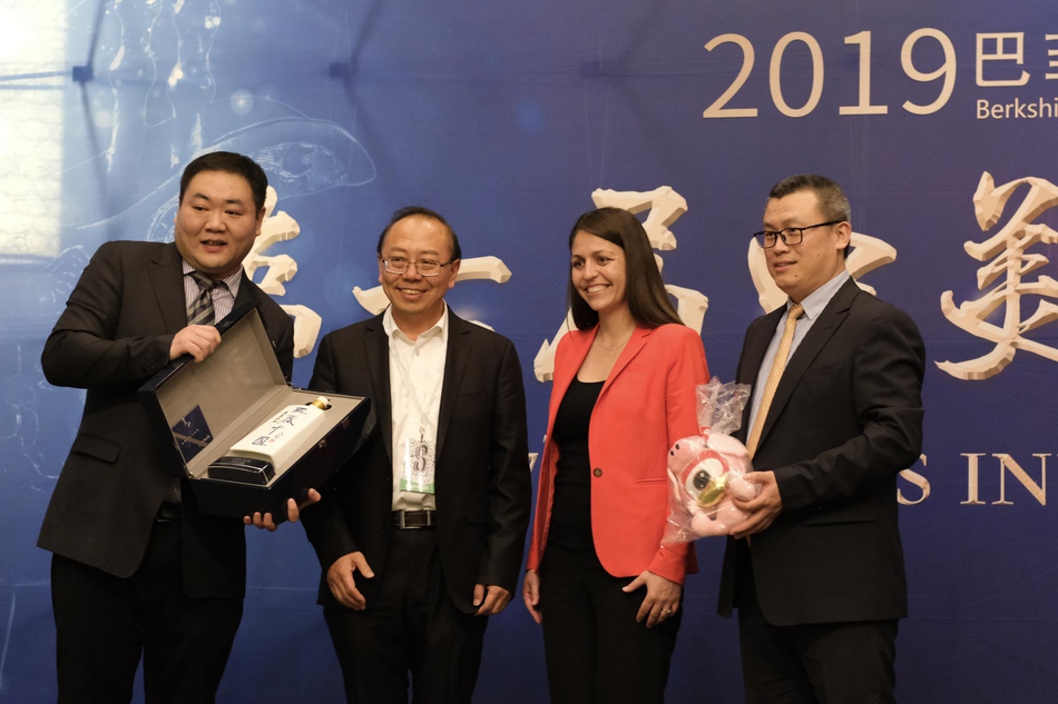 新浪网高级副总裁邓庆旭与山西杏花村汾酒国际贸易有限责任公司李昊旻先生为嘉宾赠酒。