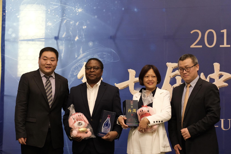 新浪网高级副总裁邓庆旭与山西杏花村汾酒国际贸易有限责任公司李昊旻先生为嘉宾赠酒。