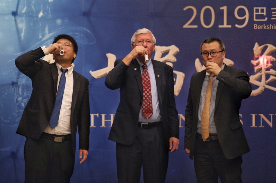 新浪网高级副总裁邓庆旭（右）、汾酒集团市场部部长赵艳涛（左）内布拉斯加州议员Robert Hilkemann（中）在会议上举杯。