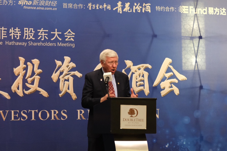 内布拉斯加州州议员Robert Hilkemann在酒会上发言。