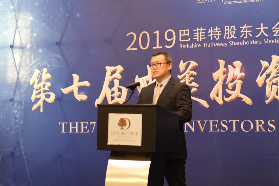 新浪网高级副总裁邓庆旭在酒会上发言。