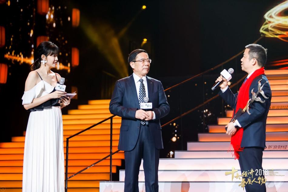 2019广东经济年度人物_...)、雷萍:每日经济新闻董事长、 (右).由新浪财经、人民日报...
