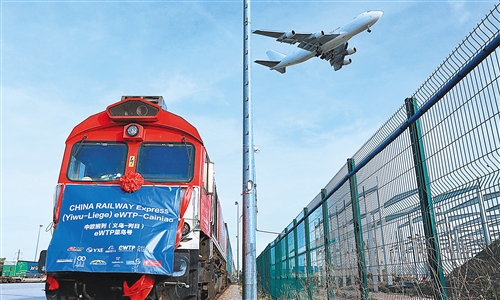 10月25日，中欧班列（义乌—列日）“世界电子贸易平台（eWTP）菜鸟号”首趟列车抵达比利时列日物流多式联运货运场站。这是首个贯通中国长三角区域、中亚和欧洲并服务于跨境电子商务的专列。 新华社记者 潘革平摄