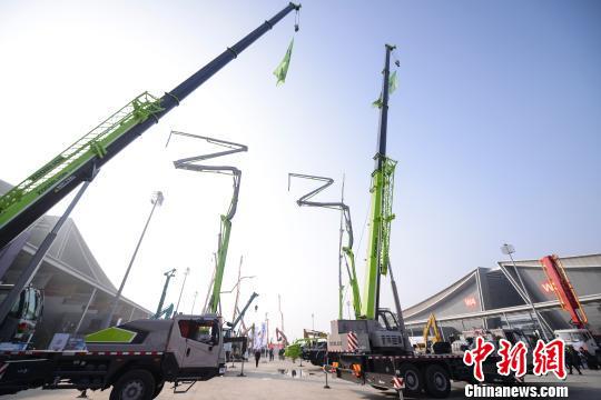 中联重科推进“产品4.0工程”，使产品“能感知、有大脑、会思考”。　杨华峰 摄