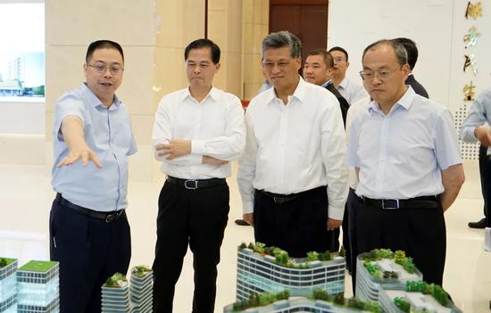 姚振华董事长向到访领导介绍宝能旗下文商旅复合产业运营商杭州新天地集团,及其打造的金字招牌——重庆十八梯项目