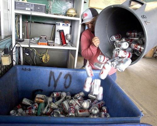 资料图片:美国加州的回收中心。(台湾联合新闻网)