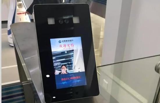 ▲刷脸进门(每经记者 涂颖浩摄)