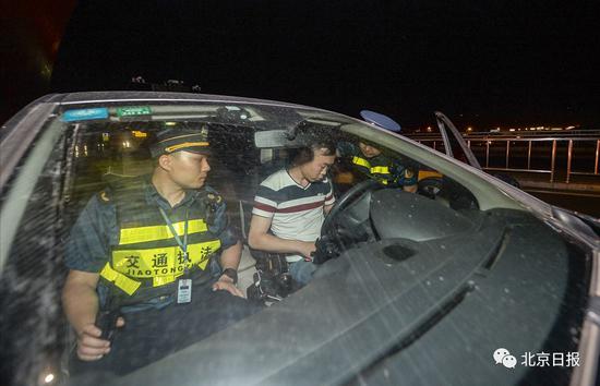 非京籍滴滴司机在首都机场T3航站楼被交通执法人员查处