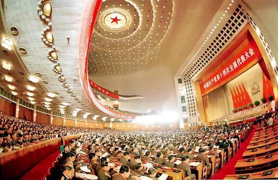 1992年10月12日，中国共产党第十四次全国代表大会在北京人民大会堂隆重开幕