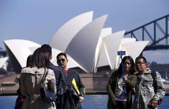 ▲资料图片：中国游客在悉尼歌剧院前自拍。（视觉中国）