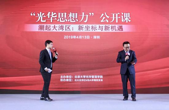 在主题演讲之后,张峥和罗炜两位教授回答了与会者针对光华课程方面的问题。