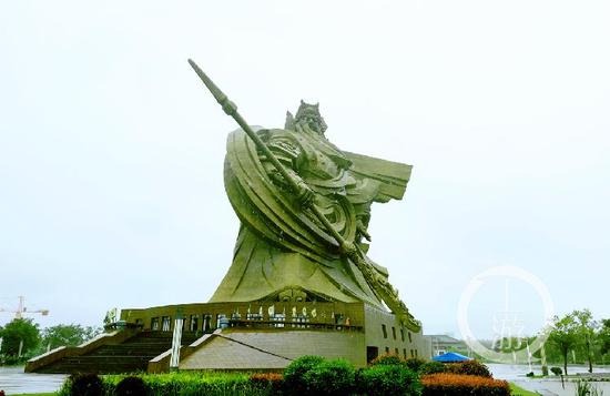 ▲湖北荆州,关公雕像净高48米、重1200余吨,青龙偃月刀长70米、重136吨。摄影/上游新闻记者 牛泰