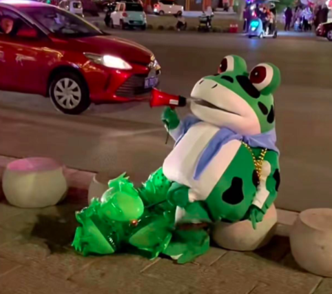 “我脱下孔乙己的长衫，城管却说这里不能摆摊”