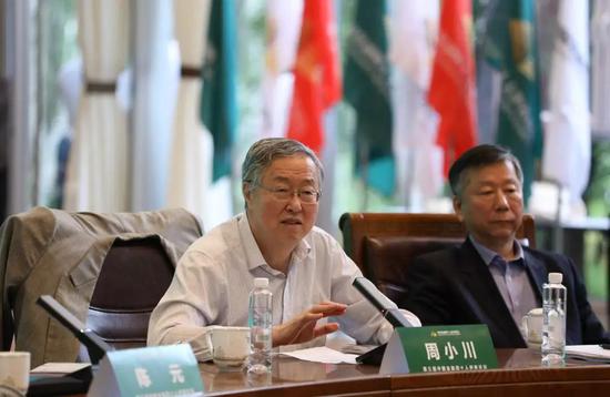 周小川在第三届中国金融四十人伊春论坛主论坛上发表演讲