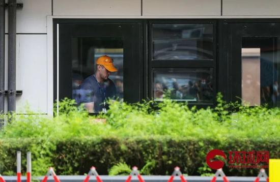 外国人口入驻_范冰冰跟外国人口图片