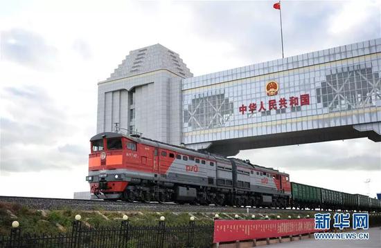 ▲资料图片:一列来自俄罗斯方向的火车驶过满洲里国门。新华社记者 张新晶 摄