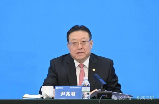 圖中人物係尹兆君