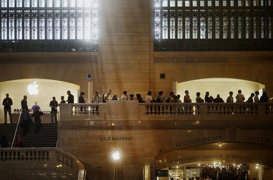 ▲ 纽约中央车站的 Apple Store. 图片来自:Bloomberg