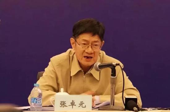 娱乐存款·女孩好心喂路边一只流浪狗,结果被欺负晚上不敢上厕所