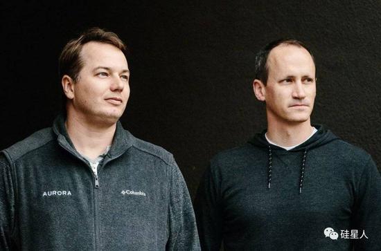 右为斯特林·安德森