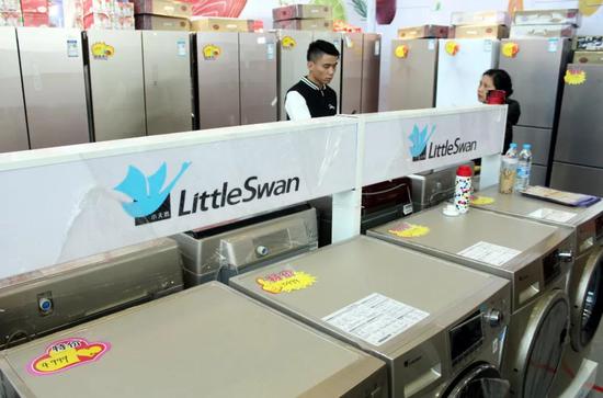 ▵ 市民在选购小天鹅滚筒洗衣机